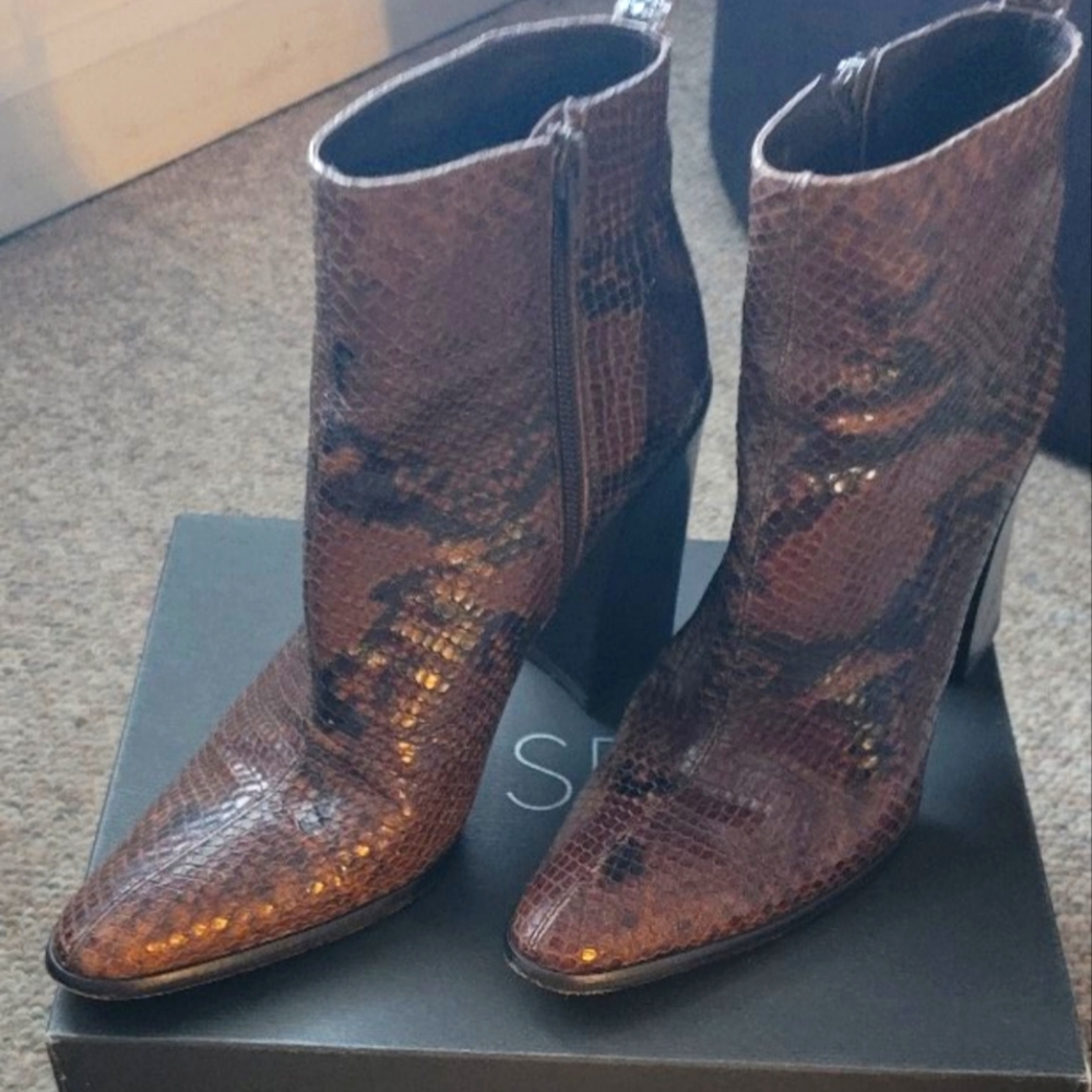 VTG Via Spiga Like New  Snakeskin Leather Ankle Bootie Made in Italy Sz 8.5